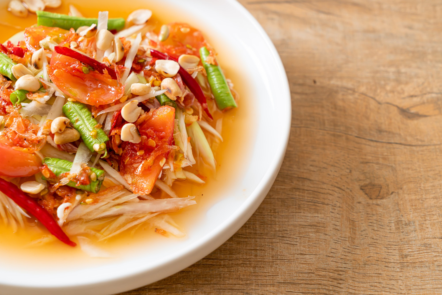 ศิลปะการทำส้มตำ: เทคนิคการตำและผสมรสชาติ